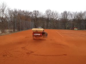 Landschaftspflege Hörz Tennissand streuen